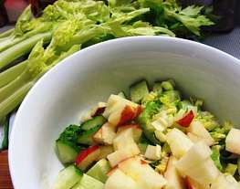 Легкий салат с сельдереем, куриным филе и яблоками