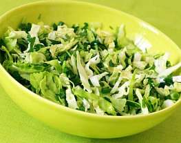 Салат из зеленой капусты и петрушки с кислой заправкой