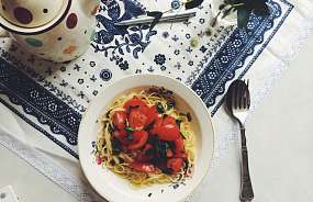 Спагетти с томатами и черемшой