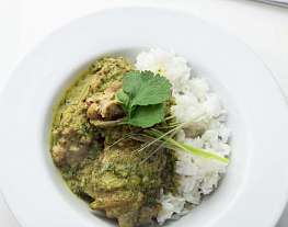 Зеленый карри с курицей и рисом