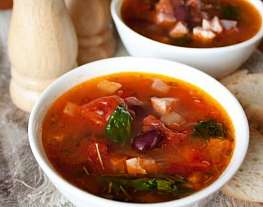 Острый мясной суп с томатом в микроволновой печи