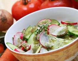 Огуречный салат с редисом, мятой и фетой
