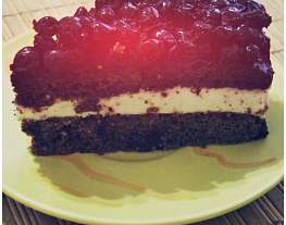 Бисквитный торт с желе из черной смородины
