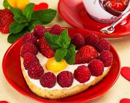 Цитрусовые пирожные «Валентинки» с фруктами