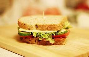 Сэндвич с беконом, сыром и свежими овощами