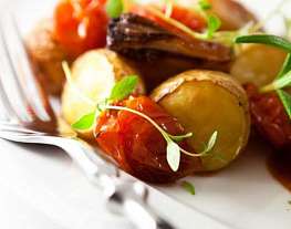 Картофель с томатами и базиликом