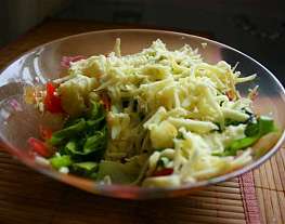 Теплый салат с подтаявшим сыром сулугуни