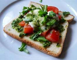 Горячий средиземноморский бутерброд