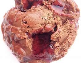 Мороженое с темным шоколадом, копченой солью и прослойкой виноградного желе