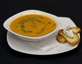 Морковный крем-суп с соусом песто