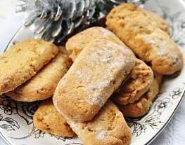 Новогоднее печенье с кедровыми орешками и розмарином