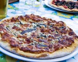 Пицца с сардинами, луком и помидорами