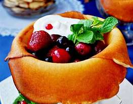 Блинчики десертные с сырным кремом и ягодами