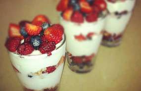 Воздушный десерт с ягодами