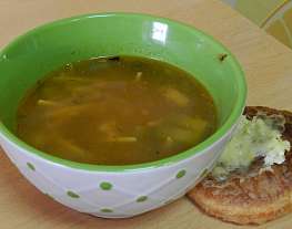 Томатный суп с чесночными булочками