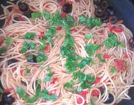 Спагетти с креветками и маслинами