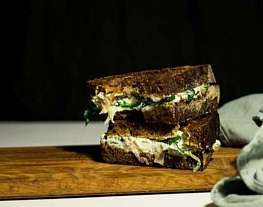 Сэндвич-гриль со шпинатом и фетой