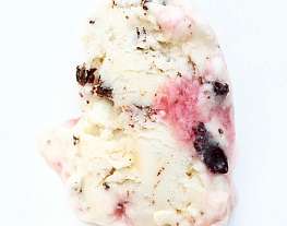 Сливочное мороженое с меренгами, шоколадной крошкой и малиновой прослойкой
