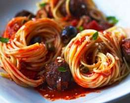 Спагетти в томатном соусе с мясными шариками