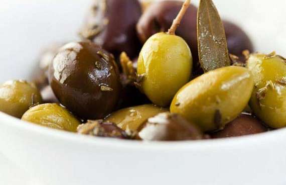 Ароматные оливки и маслины с травами