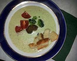 Суп-пюре из брокколи с белой фасолью и чеддером