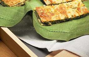 Пирог со шпинатом и зеленым луком