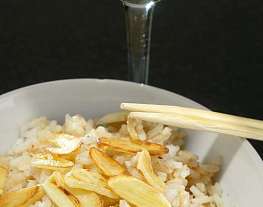 Рис с мускатным орехом, корицей и чесночными чипсами