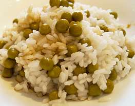 Рис с зеленым горошком
