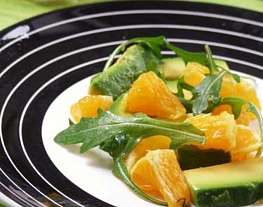 Зеленый салат с апельсинами и авокадо