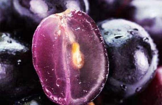 Маринованный виноград с корицей и черным перцем
