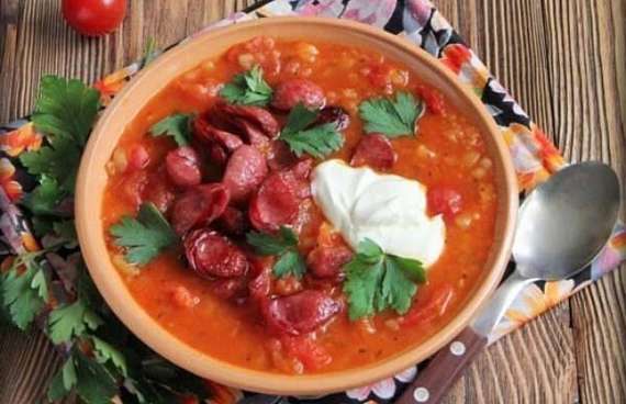 Густой томатный суп с копчеными колбасками