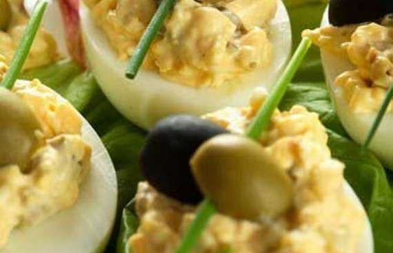 Фаршированные яйца с каперсами и анчоусами по‑средиземноморски