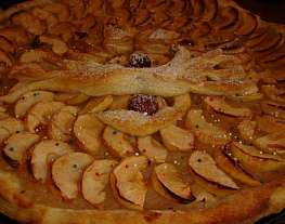 Пирог из слоеного теста с яблочным джемом