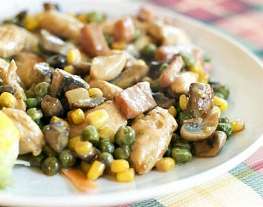 Куриный салат с грибами и зеленым горошком