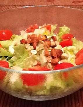Легкий салат с черри и орехами