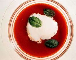 Быстрый томатный суп с базиликом