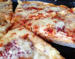 Воздушная пицца с салями и двумя видами сыра