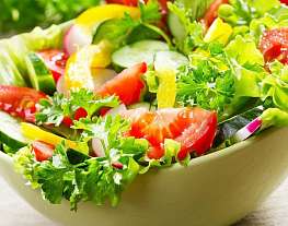 Салат из свежих овощей с беконом и тыквенными семечками