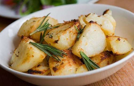 Жареный молодой картофель с каперсами, чесноком и розмарином