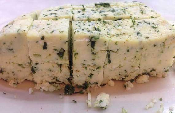 Домашний сыр на кефире с зеленью