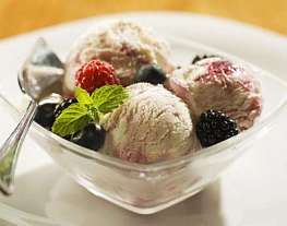 Ванильное мороженое с теплым ягодным компотом