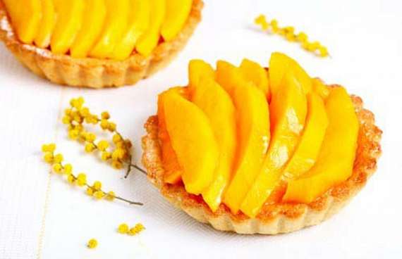 Пирожные с манго, папайей и кремом из лайма и маскарпоне