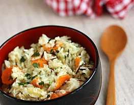 Теплый салат из дикого риса, кураги и фисташек