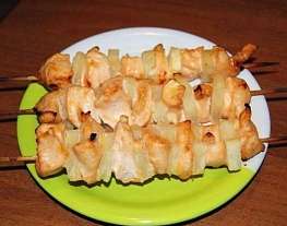 Куриные шашлычки с ананасами в духовке