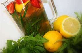Лимонад с мятой, тархуном и клубникой