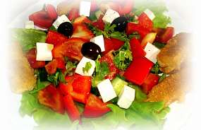 Греческий салат с жареным сыром