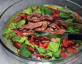 Говядина с томатами, базиликовым маслом и листьями сельдерея