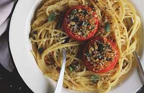 Спагетти с фаршированными томатами