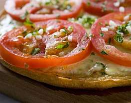 Неаполитанская пицца со свежими помидорами