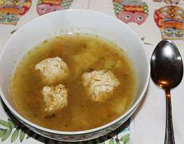 Суп с фрикадельками из индюшатины и соленым огурцом
